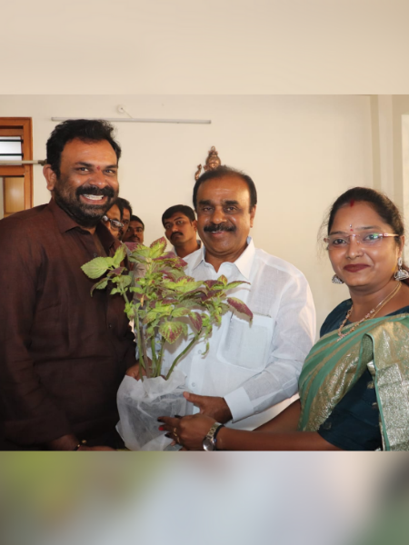 పార్టీ నాయకులతో సమావేశమైన దృశ్యం