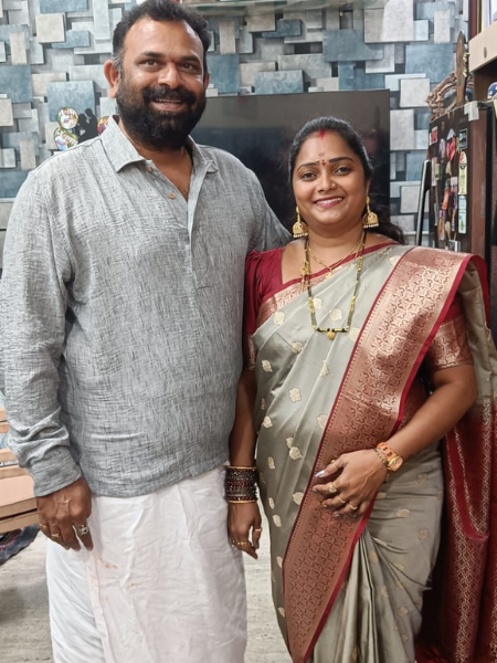 పార్టీ నాయకులతో సమావేశమైన దృశ్యం