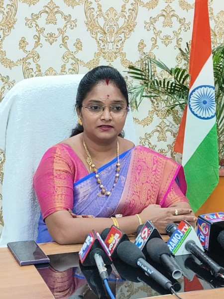 మహిళలను సన్మానిస్తున్న దృశ్యం