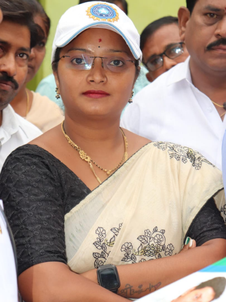 లబ్ధిదారులకు సహాయం అందిస్తున్న దృశ్యం