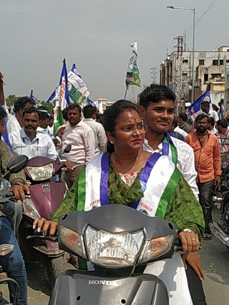 పార్టీ నాయకులతో సమావేశమైన దృశ్యం