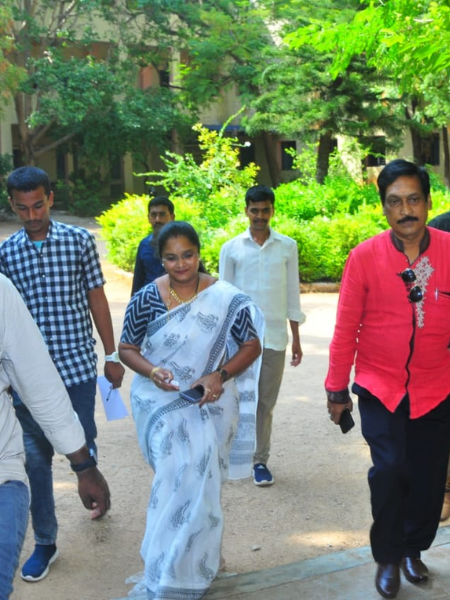 పార్టీ నాయకులతో సమావేశమైన దృశ్యం